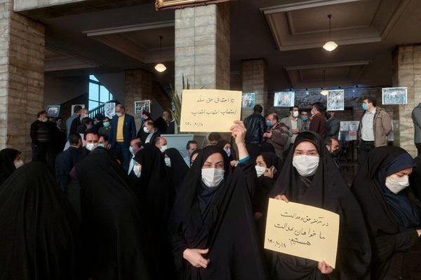 تدني الرواتب يشعل الإحتجاجات بين موظفي القضاء في إيران
