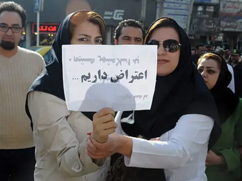 لاحتجاجهم على أوضاعهم.. الأمن الإيراني يهدد العشرات من الممرضين