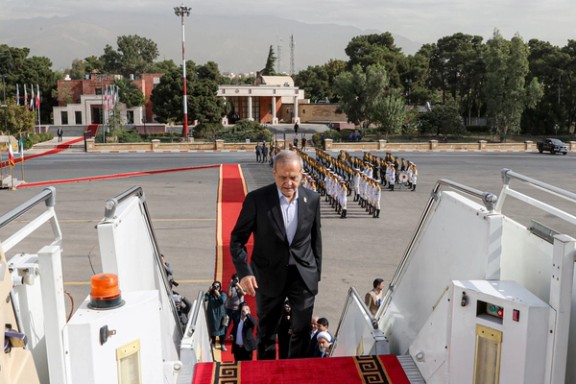 Iranian President Masoud Pezeshkian boards a plane in Tehran before departing for New York, September 23, 2025.