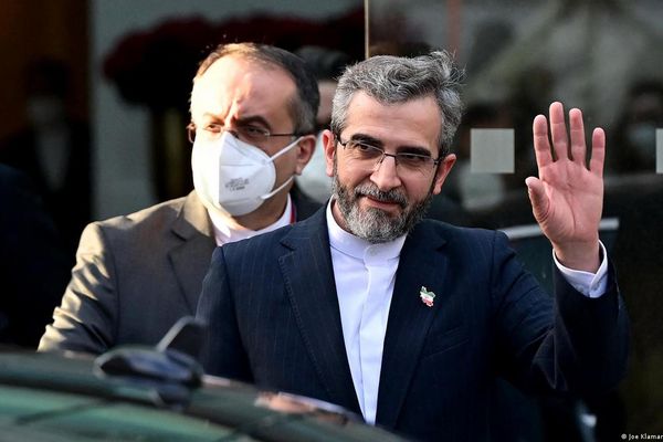 المفاوض النووي الإيراني يعلن عن تبادل رسائل مع واشنطن.. بوساطة قطرية