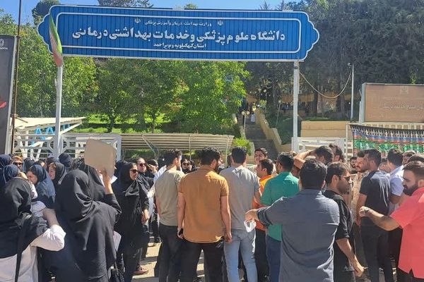 مطالبين بتحسين أوضاعهم المهنية والمعيشية.. موجة جديدة من احتجاجات "الممرضين" في إيران