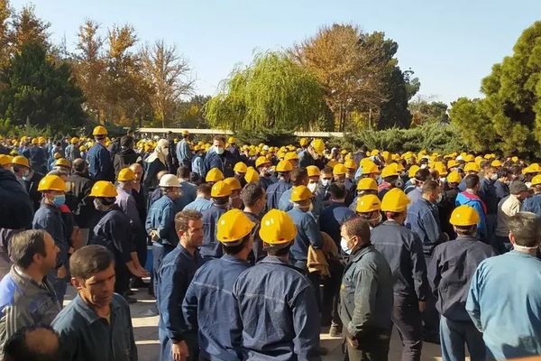 الآلاف من عمال صهر الحديد في أصفهان إيران يضربون عن العمل