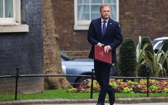 UK Defense Secretary Dismisses Iranian Sanctions