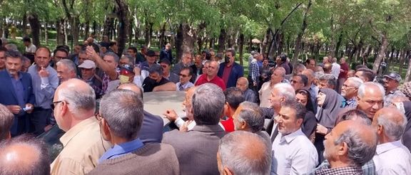 گروهی از بازنشستگان در اراک در روز جهانی کارگر تجمع اعتراضی برگزار کردند