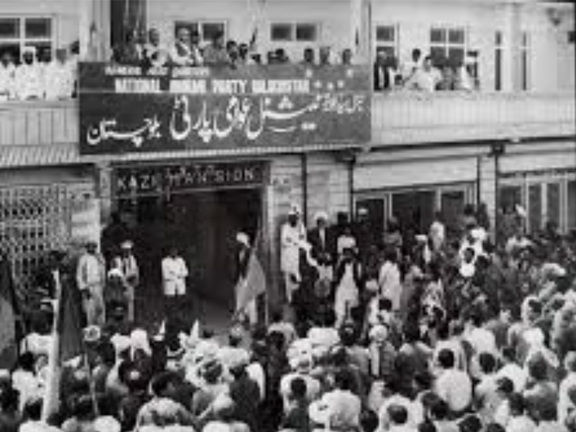 میرغوثبخش بزنجو در حال سخنرانی در حزب عوامی ملی پاکستان