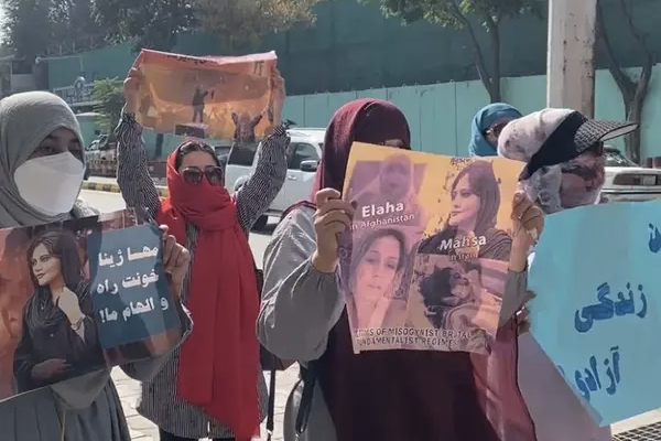 مظاهرة نسائية أمام السفارة الإيرانية في أفغانستان احتجاجا على مقتل مهسا أميني