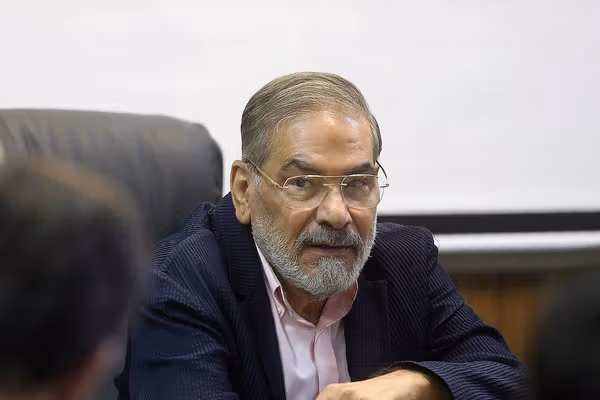 علی شمخانی: با تمام توان از جان خامنهای محافظت میکنیم