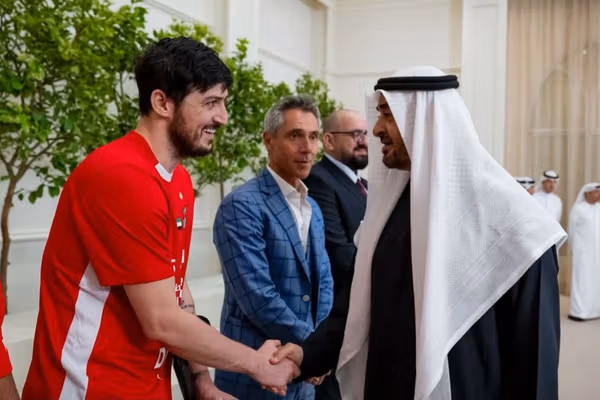 فارس: سردار آزمون به دلیل انتشار تصاویری با حاکم دبی، از تیم ملی اخراج شد