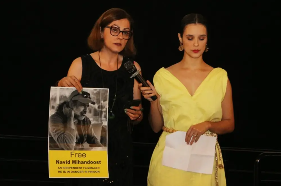 سخنرانی ندا میهن‌دوست پیش از نمایش فیلم «کافه» به کارگردانی برادر زندانی‌اش، نوید میهن‌دوست، سائوپوئولو، ۱۱ مرداد