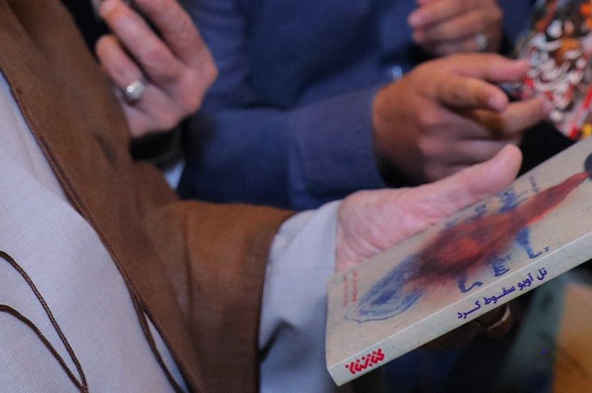 انتخاب یک رمان ضداسرائیلی در بازدید خامنه‌ای از نمایشگاه کتاب تهران 