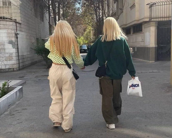 برلماني إيراني: امرأة سكبت القهوة على وجه شرطي بعد تحذيرها بشأن "الحجاب"