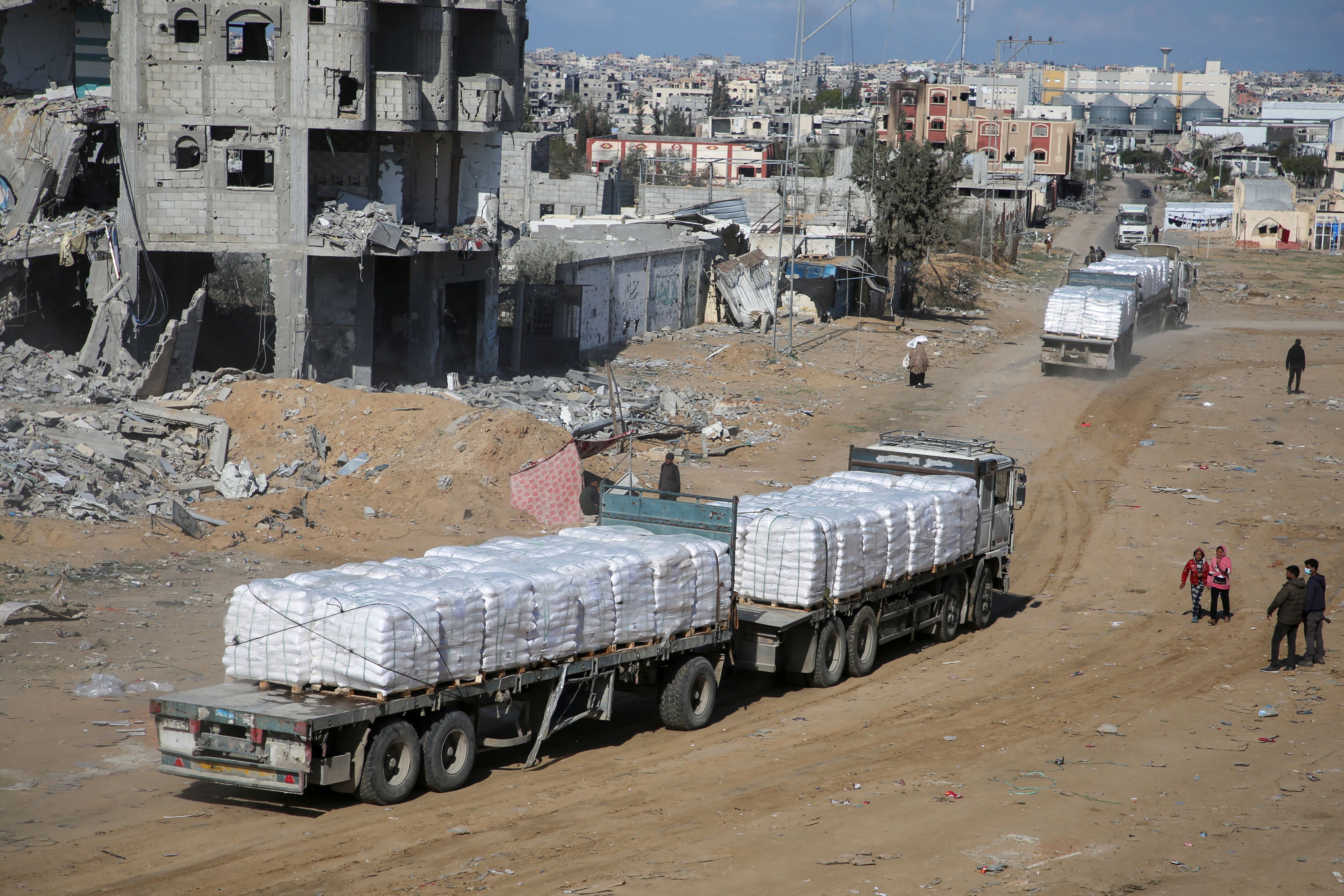 ویرانی‌های به جا مانده از درگیری‌ها در جاده‌ای در نوار غزه، ششم بهمن