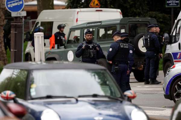 الشرطة الفرنسية تعتقل شخصًا حاول تفجير نفسه داخل القنصلية الإيرانية