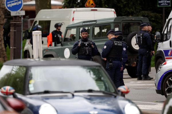 الشرطة الفرنسية تعتقل شخصًا حاول تفجير نفسه داخل القنصلية الإيرانية