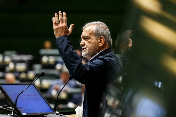 الرئيس الإيراني: أي استهداف لخامنئي يعادل حربًا شاملة مع إيران