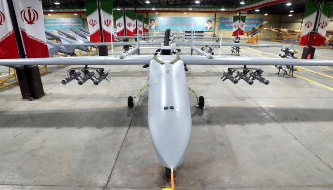 وسائل إعلام إسرائيلية تفيد بوقوع "انفجار غامض" في قاعدة للطائرات المُسيّرة وسط إيران