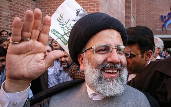 معاون نیروی دریایی سپاه: دولت رئیسی دلاری که میخواست ۲۰۰ هزار تومان شود را مهار کرد