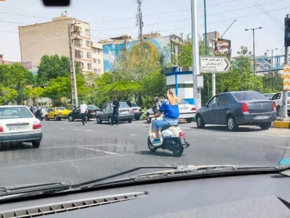 یک زن ایرانی سوار موتور سیکلت در تهران