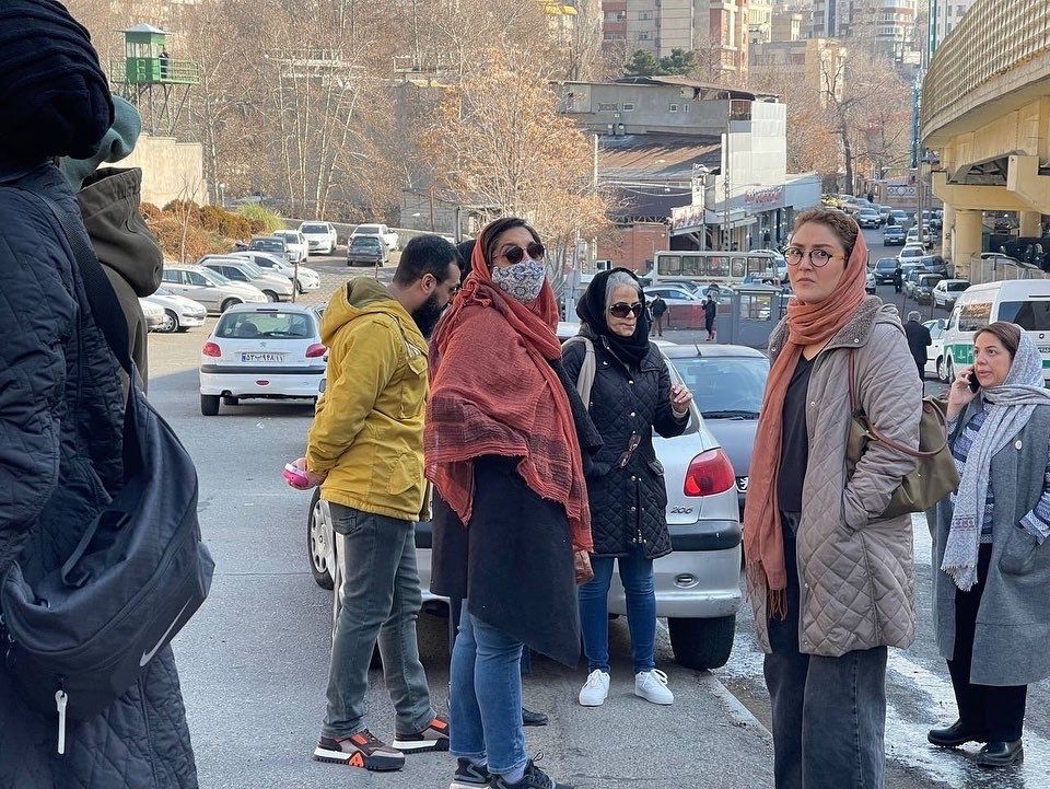 سومین روز تجمع سینماگران مقابل زندان اوین برای آزادی ترانه علیدوستی؛ حمایت اصغر فرهادی