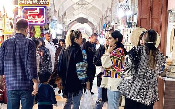 نایب رییس اتحادیه پوشاک کشور: مردم در ماههای گذشته روسری و مانتو کمتری خریداری کردهاند