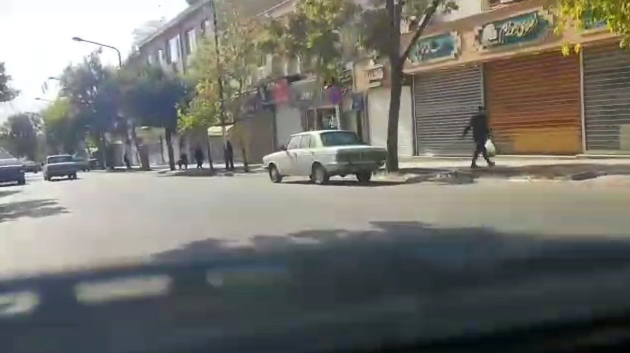 إضراب واسع لأصحاب المحلات التجارية بعدة مدن إيرانية في الذكرى الثانية لمقتل "مهسا أميني"