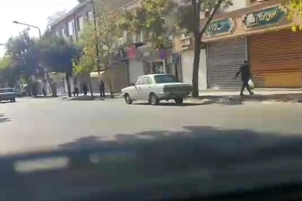 إضراب واسع لأصحاب المحلات التجارية بعدة مدن إيرانية في الذكرى الثانية لمقتل "مهسا أميني"