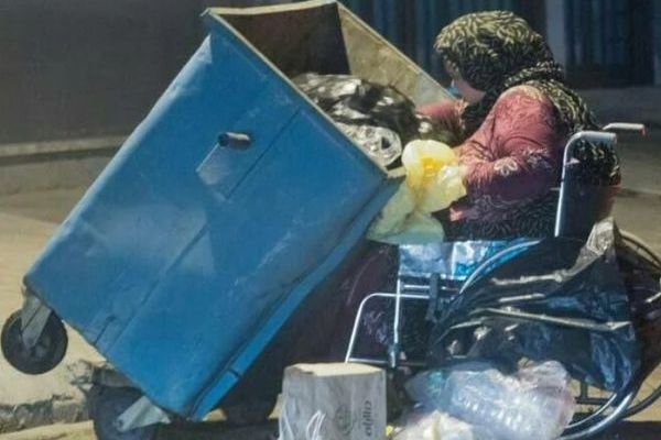 تزامنًا مع تفاقم الغلاء وتصاعد الفقر.. حذف 438 ألف شخص من قوائم مستحقي الدعم في إيران