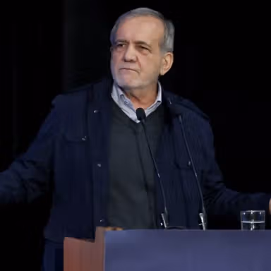 واکنش پزشکیان به انتقادات از رانت اینترنتی: دستور دادم سیمکارتهای سفید، سیاه شود