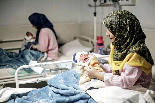 تدهور الأوضاع الاقتصادية في إيران يعرقل محاولات تعزيز معدلات الإنجاب