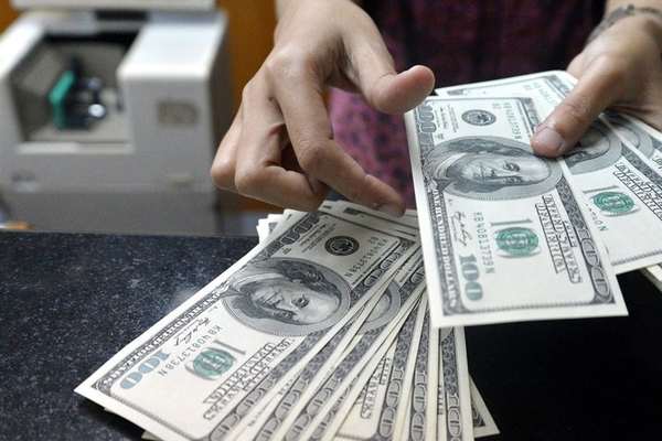 العملة الإيرانية تواصل الانهيار.. والدولار يحطم رقما قياسيا ويتخطى حاجز الـ39 ألف تومان
