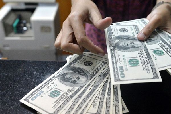 العملة الإيرانية تواصل الانهيار.. والدولار يحطم رقما قياسيا ويتخطى حاجز الـ39 ألف تومان
