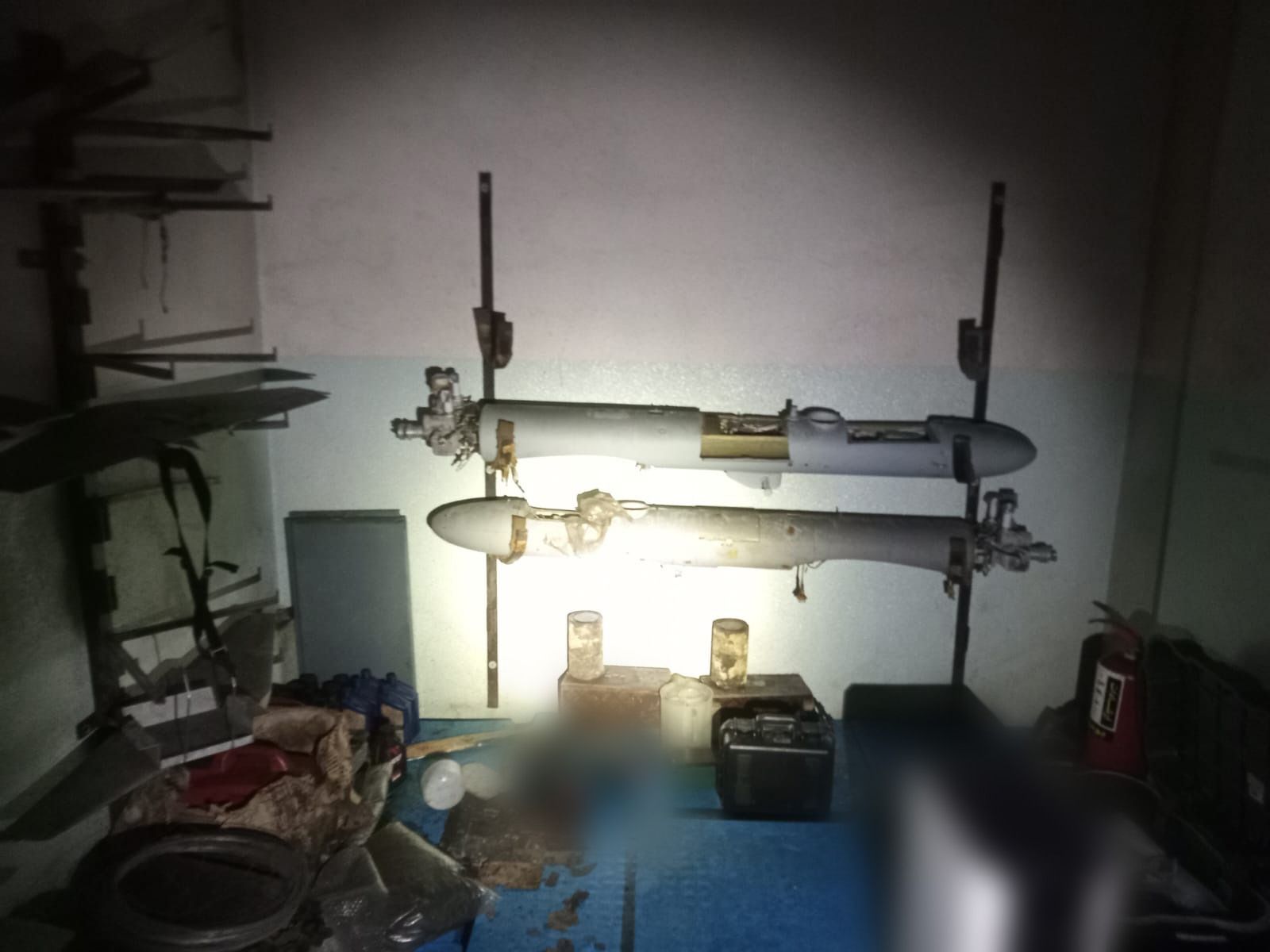 یکی از اتاق‌های تعبیه‌شده در تونل زیرزمینی مجدل زون، در جنوب لبنان، عکس از ارتش اسرائیل