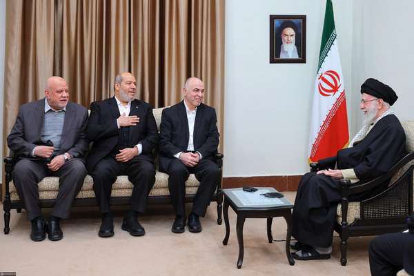 خامنئي يلتقي قيادات "حماس" في طهران.. ويكرر رفضه القاطع للتفاوض مع الولايات المتحدة