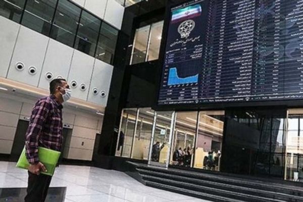 برلماني إيراني منتقدا وزير الاقتصاد: رأس مال المواطنين في البورصة تبخر وأنت تراقب