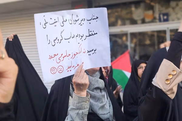 درخواست برگزاری نشست فوقالعاده مجلس برای توضیح لاریجانی و عراقچی درباره توافق قاهره