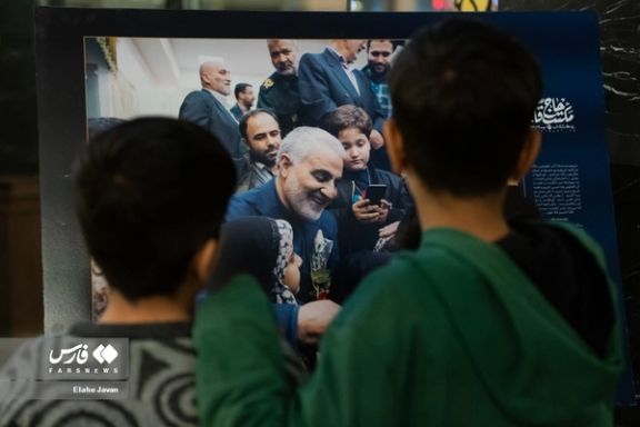 Children looking at a photo of IRGC commander Qasem Soleimani during the premiere of a symphony in his honor on the eve of his fourth death anniversary, Tehran, January 2, 2024
