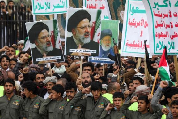 تظاهرات حوثیهای یمن در حمایت از فلسطین با در دست داشتن تصاویری از ابراهیم رئیسی، صنعا، چهارم خرداد