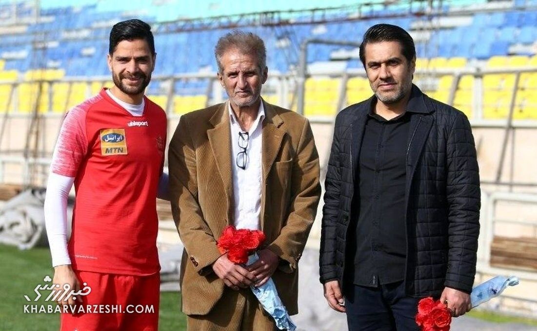 بازیکنان پرسپولیس به یاد منوچهر شفقتیان با بازوبند مشکی وارد زمین می‌شوند