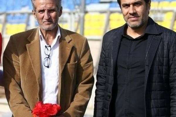 بازیکنان پرسپولیس به یاد منوچهر شفقتیان با بازوبند مشکی وارد زمین میشوند