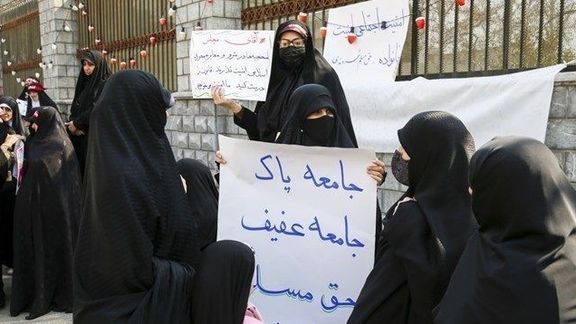 گروهی از حامیان حکومت با پلاکاردهایی چون «بدحجاب مجرم است» مقابل مجلس تجمع کردند