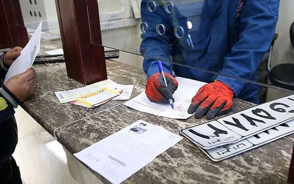 دولت در لایحه سال ۱۴۰۴، با جدا کردن تعرفه شمارهگذاری پلاک و فک پلاک خودروها و موتورسیکلتهای داخلی و وارداتی، عواید خود از این بخش را تا ۶۵۰ درصد افزایش داده است.