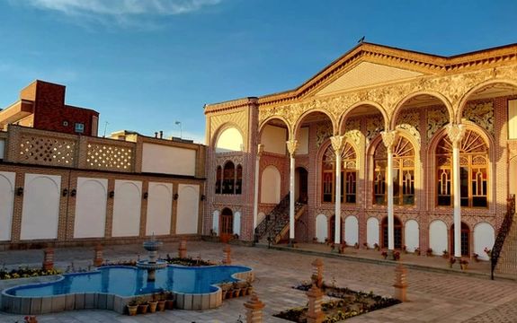 هتل سرخهای تبریز بهعلت رعایت نکردن حجاب اجباری بازدیدکنندگان پلمب شد