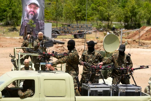 "الغارديان": السلطات الإيرانية تعتبر حزب الله "حليفها وخط دفاعها الأول"