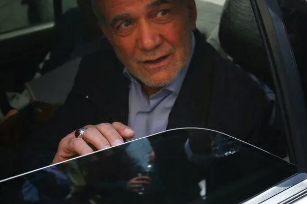 شركة توزيع النفط في إيران تنفي بيع بنزين مخلوط بالماء لسيارة بزشكيان