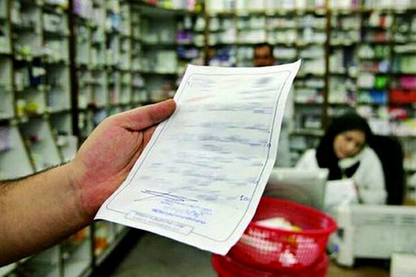 البرلمان الإيراني والحكومة يعترفان بنقص الأدوية و"هجرة" الشركات إلى تركيا