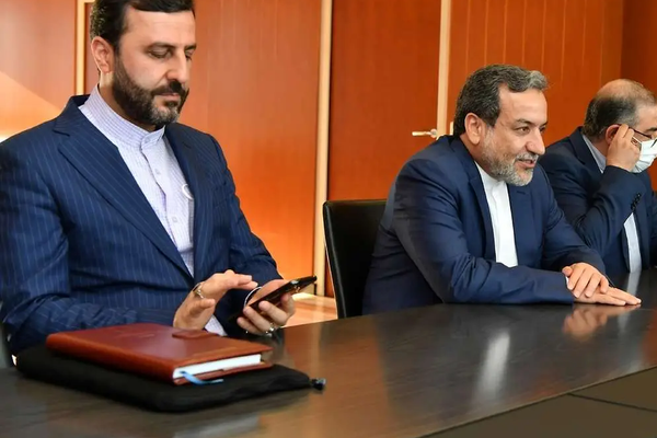 قيود إدارة ترامب: دبلوماسيون إيرانيون في أمريكا يحتاجون لترخيص حتى لشراء قلم حبر فاخر