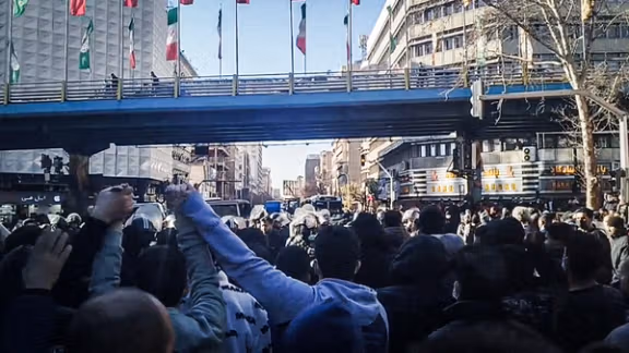 هتافات ليلية في إيران واعتقال عدد من المحتجّين بينهم أطفال**