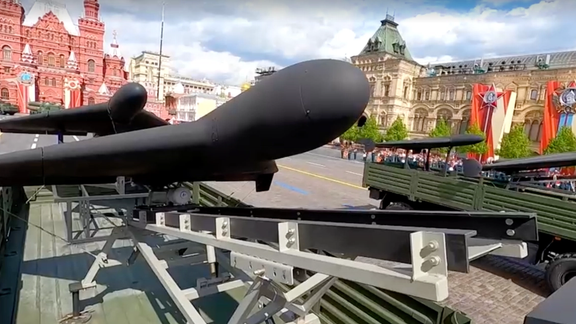 روسیه «پهپاد شاهد» جمهوری اسلامی را برای نخستینبار در رژه نظامی به نمایش گذاشت