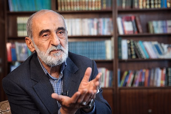 کیهان مذاکره با آمریکا را «عملیات فریب» خواند و خواستار پاسخ نظامی به محاصره شد