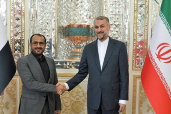 وزير خارجية إيران يلتقي المتحدث باسم الحوثيين بطهران بعد يوم من تحذير ديفيد كاميرون